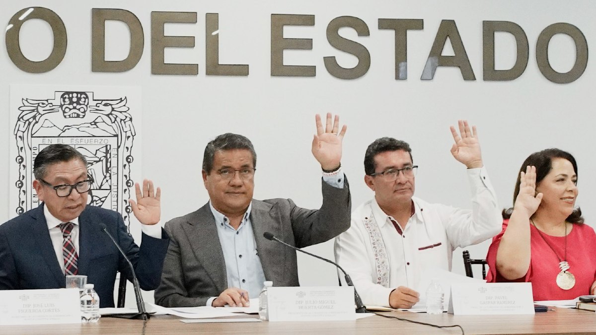 El congreso local recibió las renuncias y citó a comparecer al único regidor que compone el cabildo de Acatlán / Agencia Es Imagen