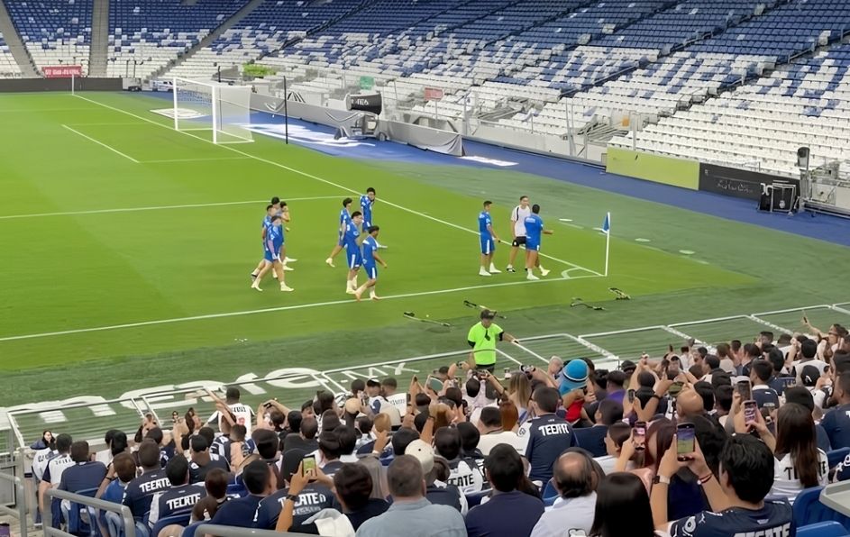El cuadro albiazul realizó su entrenamiento en el Estadio BBVA ante cerca de 100 seguidores que ganaron acceso a través de patrocinadores.