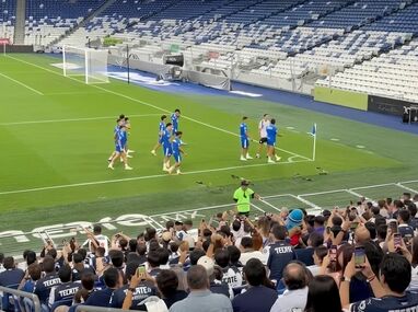 El cuadro albiazul realizó su entrenamiento en el Estadio BBVA ante cerca de 100 seguidores que ganaron acceso a través de patrocinadores.