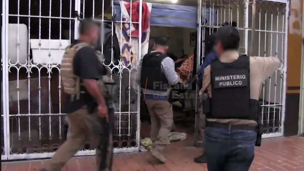 Una denuncia por amenaza llevó a un cateo; agentes hallaron armas, presunta droga y equipo táctico