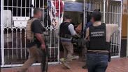 Una denuncia por amenaza llevó a un cateo; agentes hallaron armas, presunta droga y equipo táctico