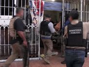Una denuncia por amenaza llevó a un cateo; agentes hallaron armas, presunta droga y equipo táctico