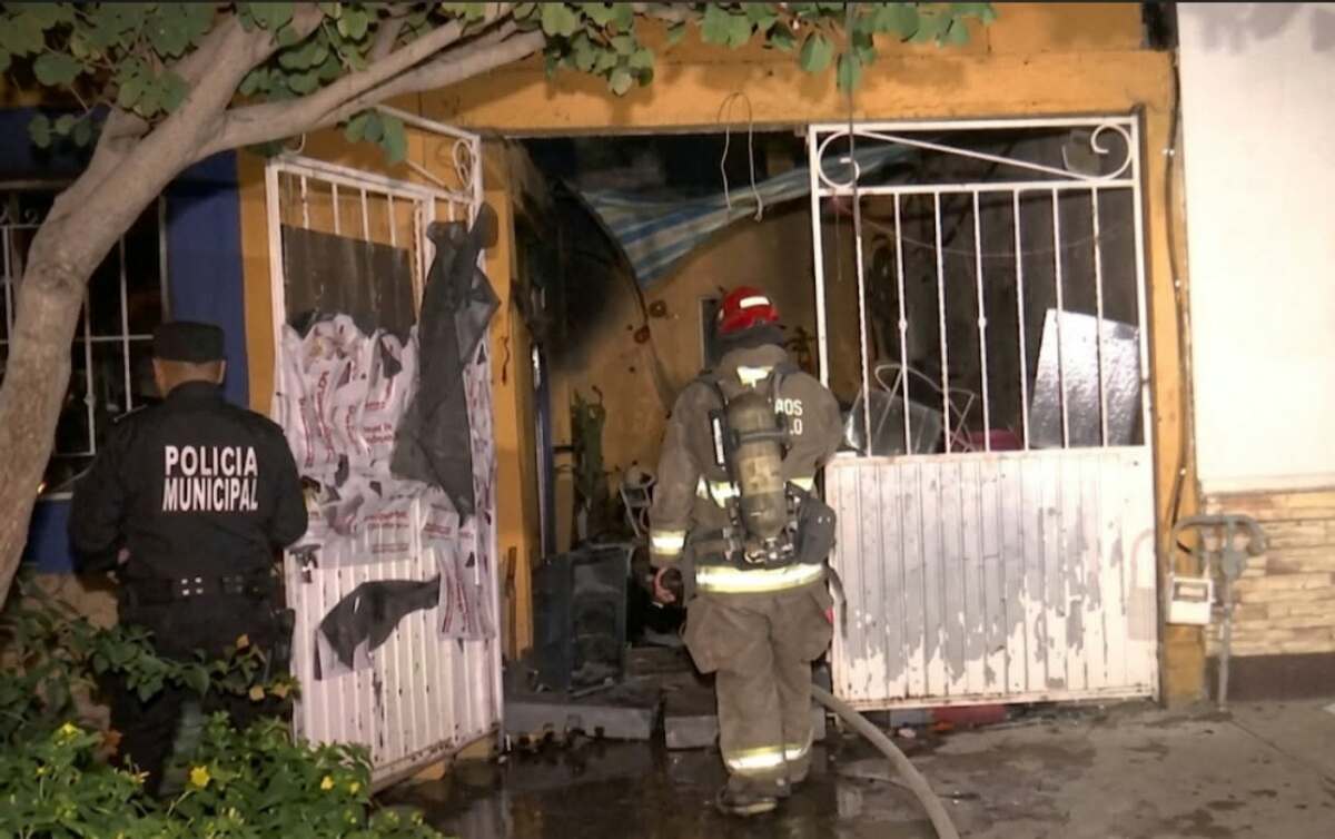 Elementos de Bomberos acudieron al domicilio para controlar las llamas y evitar que alcanzaran otras viviendas.