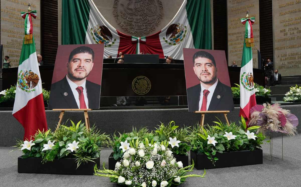 Familiares y diputados, rinden homenaje póstumo a Zenyazen Escobar