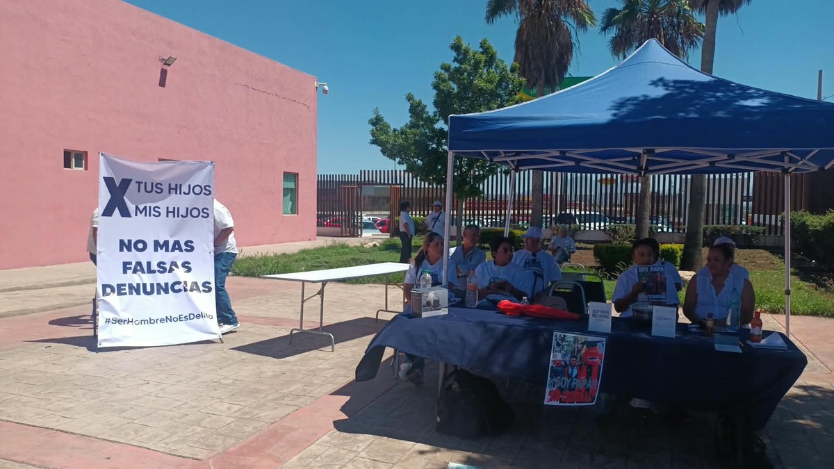 Familias acudieron a la manifestación para compartir sus experiencias y solicitar orientación sobre sus casos.