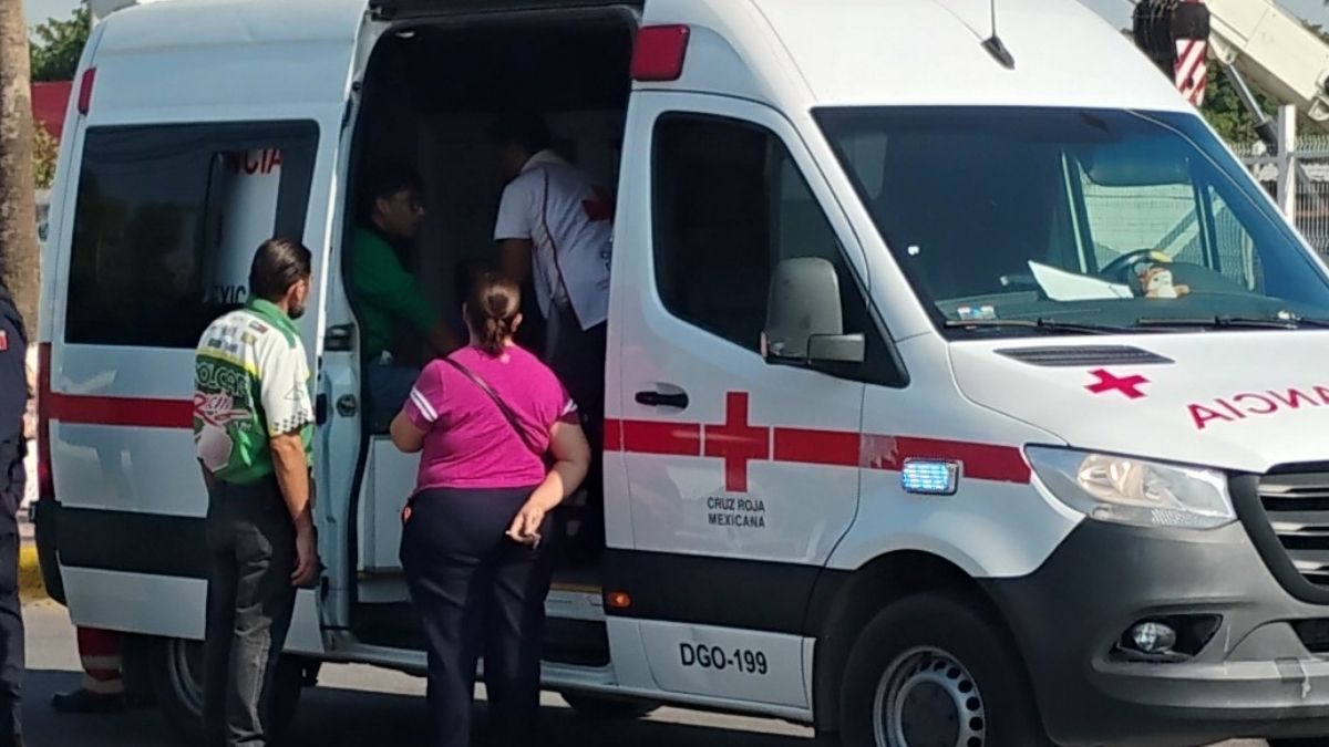 Debido a la gravedad de las heridas en el cráneo y en la espalda, los paramédicos determinaron su traslado al hospital.