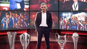 José Luis Mendilibar fue el DT que conquistó la Conference League con Olympiacos / @olympiacosfc