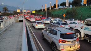 Las labores han generado largas filas de vehículos tanto en los carriles ordinarios como en los exprés.