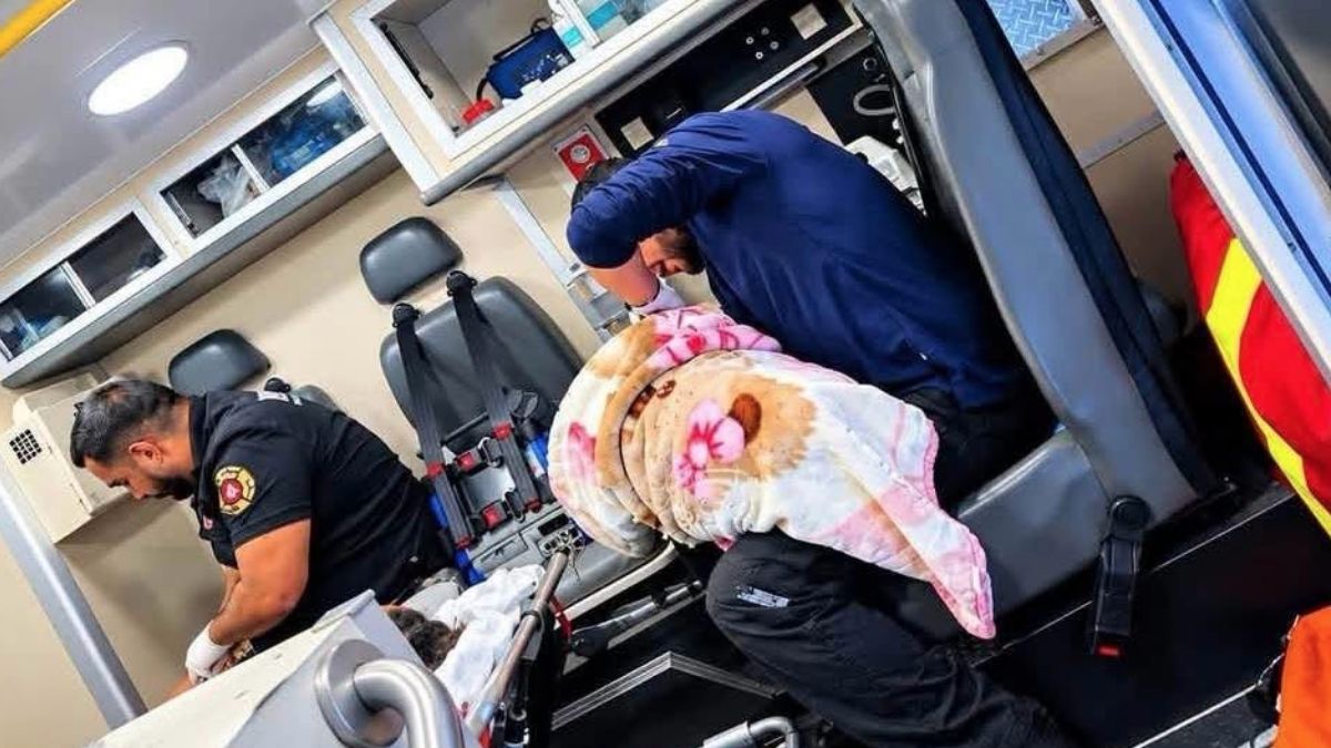 Tras lograr la estabilización inicial, los cuerpos de emergencia coordinaron el traslado de la madre y su hija hacia el Hospital General.