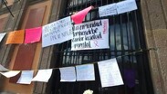 La protesta pacífica se instaló sobre la fachada del edificio de Rectoría.