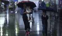 Residentes de la capital mexicana se preparan ante las posibles lluvias.