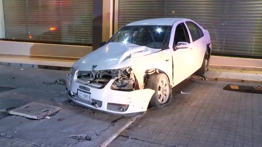Vehículo se impacta contra fachada de mueblería en San Nicolás; conductor sale ileso