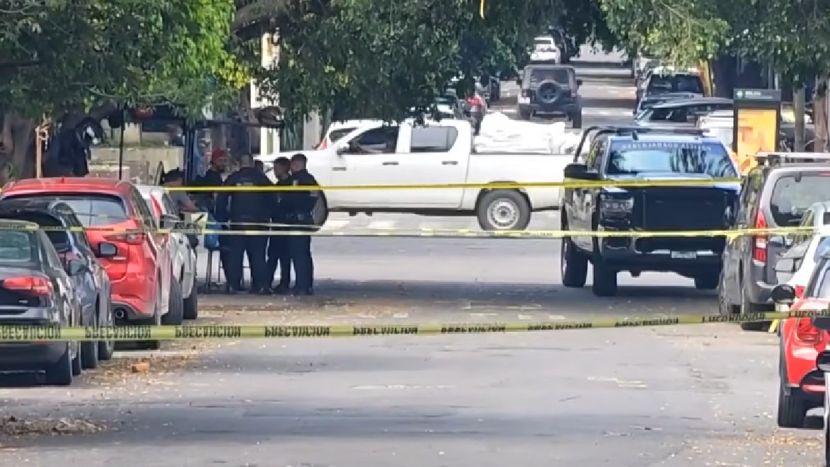 En la zona fue localizada una camioneta roja que presentaba daños visibles por proyectil de arma de fuego