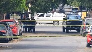 En la zona fue localizada una camioneta roja que presentaba daños visibles por proyectil de arma de fuego