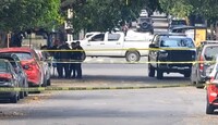En la zona fue localizada una camioneta roja que presentaba daños visibles por proyectil de arma de fuego