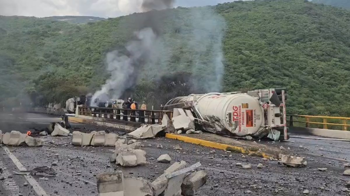 Accidente en la autopista Guadalajara-Colima: Volcadura e incendio de pipa deja un muerto y cierre total