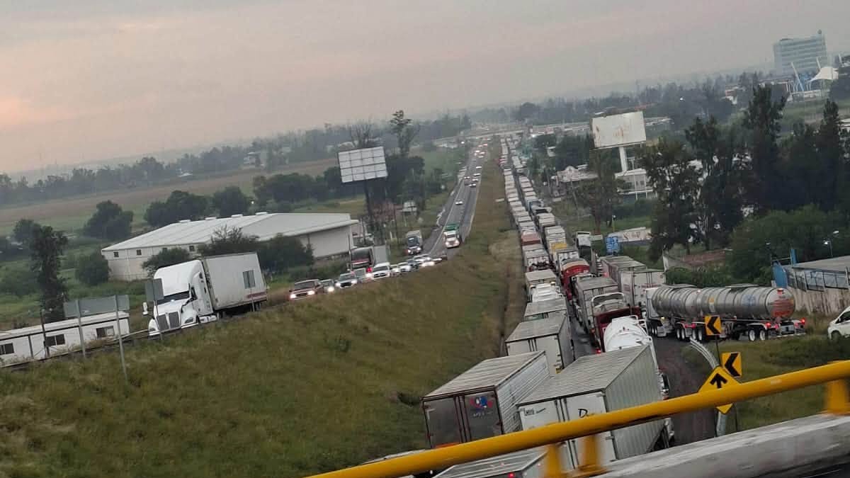 El accidente bloqueó el flujo vehicular que transitaba por la zona en hora pico.