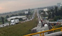El accidente bloqueó el flujo vehicular que transitaba por la zona en hora pico.