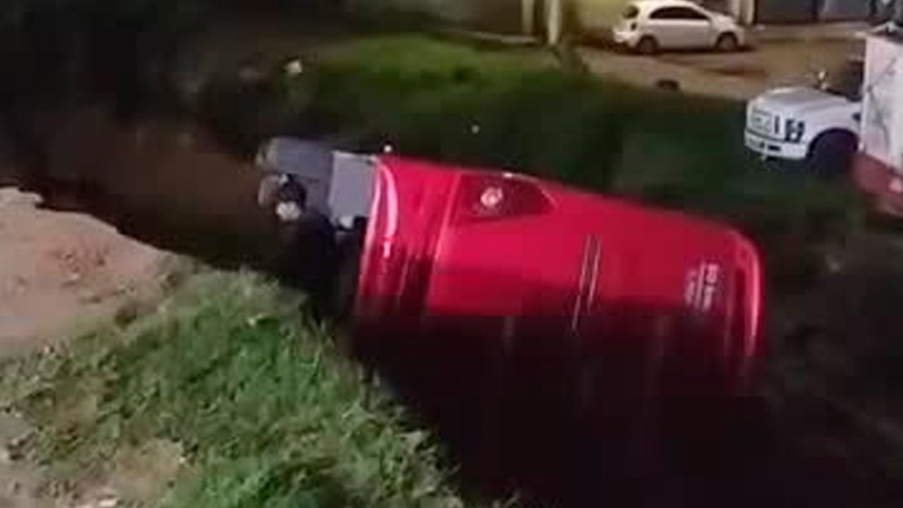Agujero se traga camión de la ruta 626 tras colapso de terreno por creciente de río en Zapopan