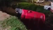 Agujero se traga camión de la ruta 626 tras colapso de terreno por creciente de río en Zapopan