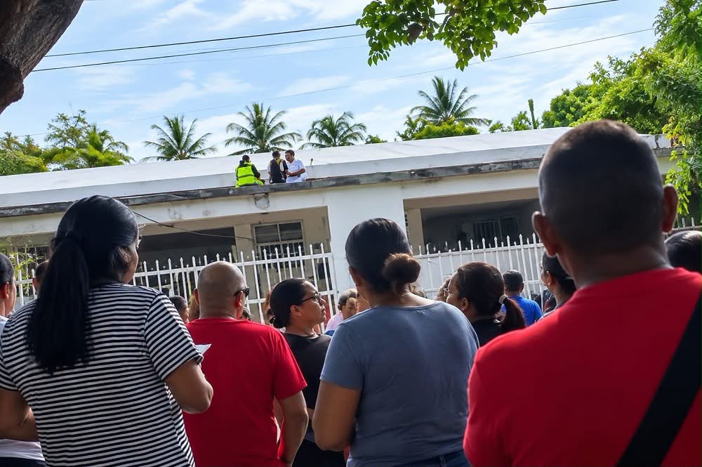 Alumnos y personal a las afueras de la escuela secundaria.