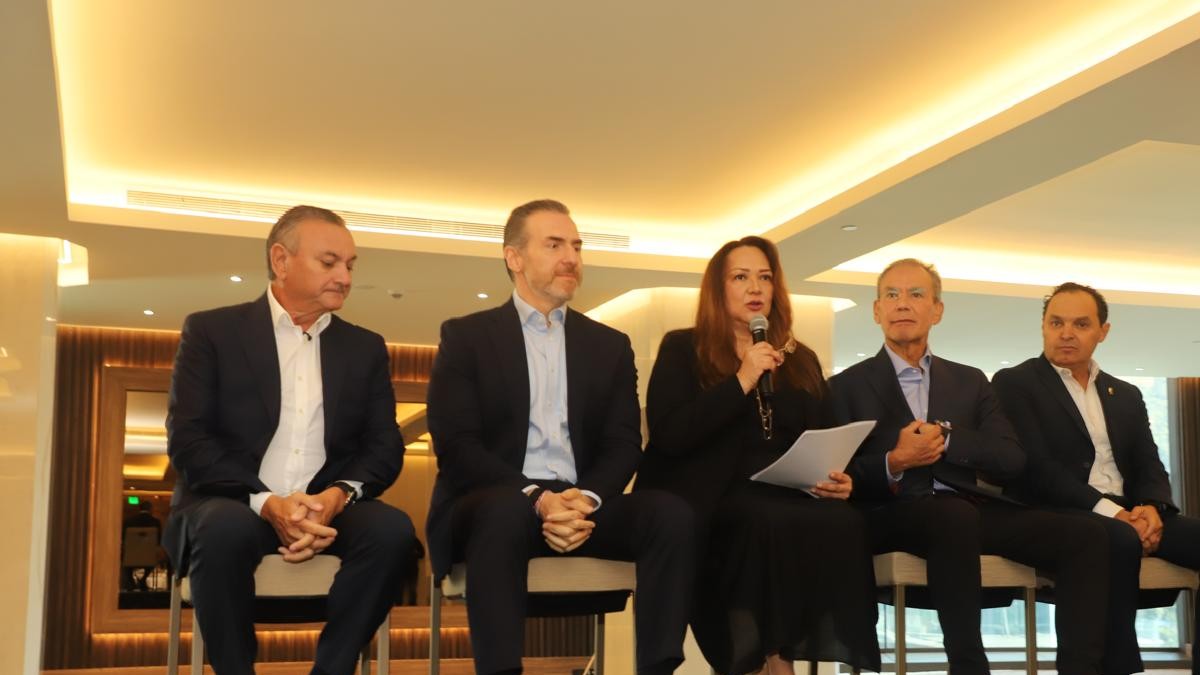 Autoridades y organizadores reunidos en el foro Memoria Legado 2026.