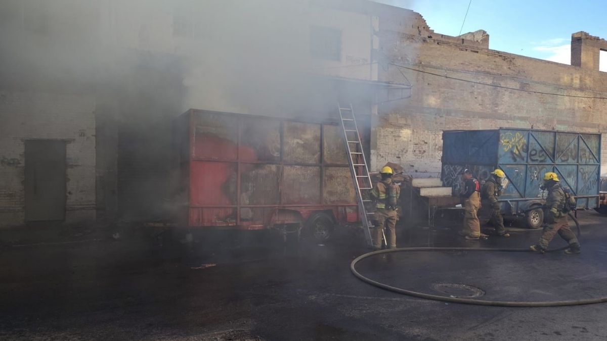 Los bomberos procedieron a la remoción del material para enfriar los puntos de calor residuales.