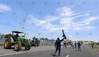 campesinos apoyados con tractores y camionetas mantuvieron cierres parciales