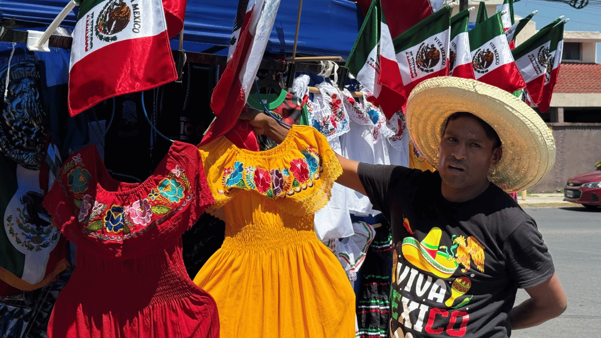 Comerciante de Toluca vende artesanias en Monterrey por el mes Patrio