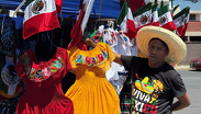 Comerciante de Toluca vende artesanias en Monterrey por el mes Patrio