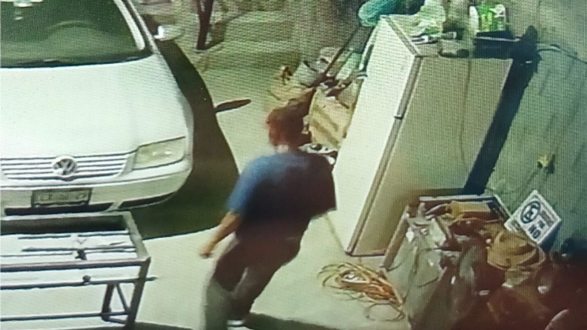 Antes de culminar el atraco, el individuo abrió el refrigerador del lugar para beber un refresco, un suero y agua fría.
