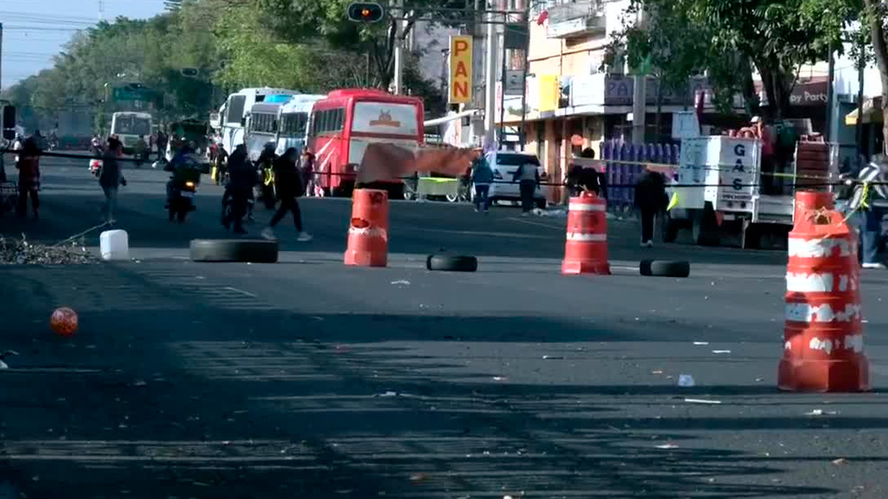 Desalojados mantienen bloqueo en Eje 1 Norte y exigen recuperar su vivienda