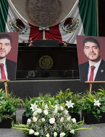 Familiares y diputados, rinden homenaje póstumo a Zenyazen Escobar