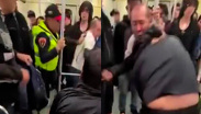 Dos hombres se pelean por un asiento dentro de un vagón del Metro CdMx
