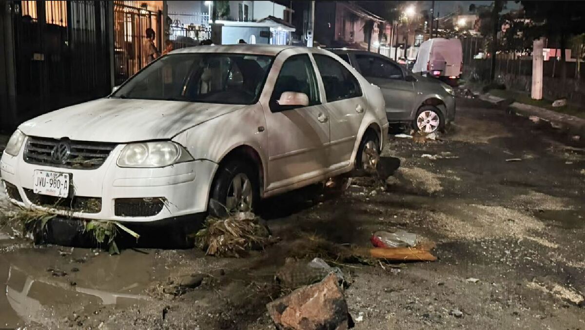 La lluvia dañó varios vehículos y entró a las viviendas.