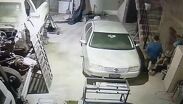 Ladrón asalta taller mecánico por segunda vez y se toma un refresco antes de huir