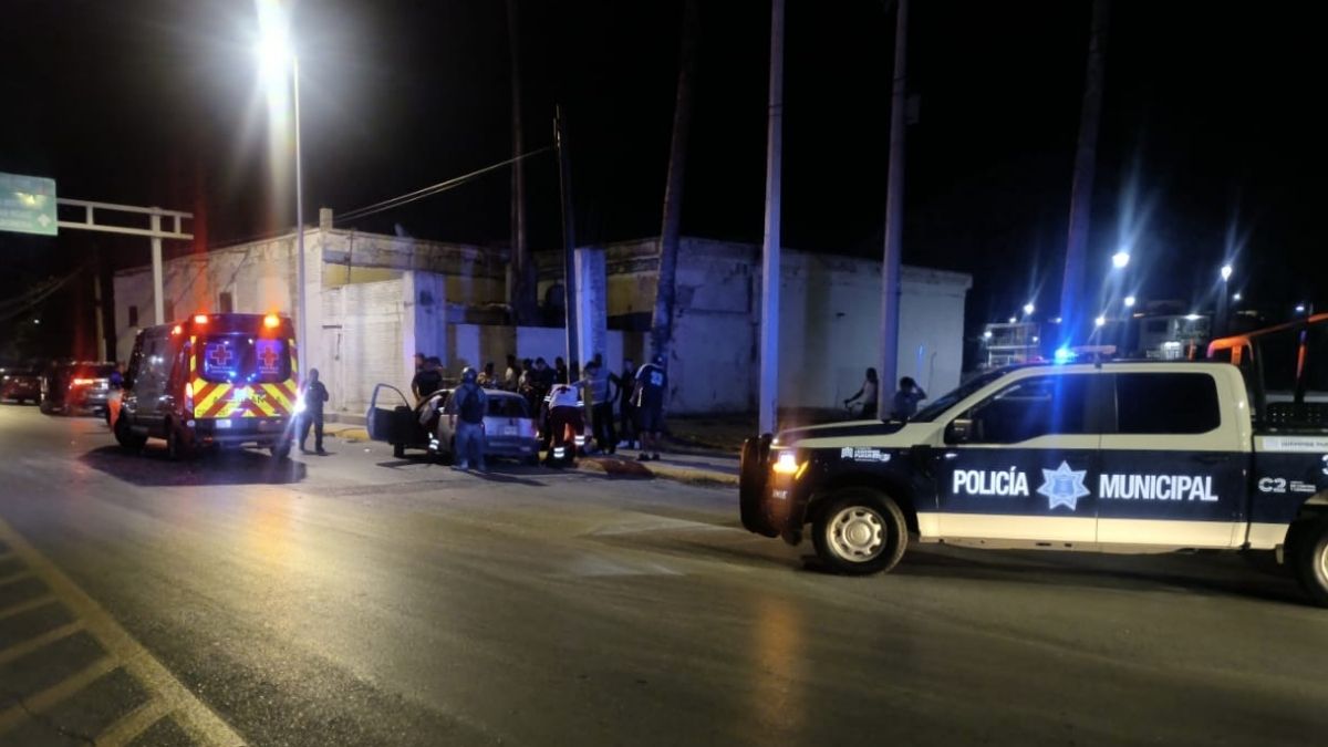 Los ocupantes fueron trasladados de urgencia a un hospital para descartar riesgos en el embarazo de la joven.
