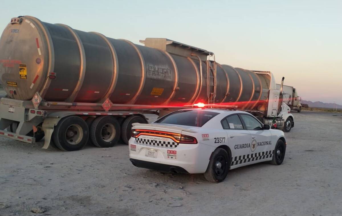 Tres pipas fueron aseguradas en el paraje Paila, sobre la carretera Saltillo-Torreón.
