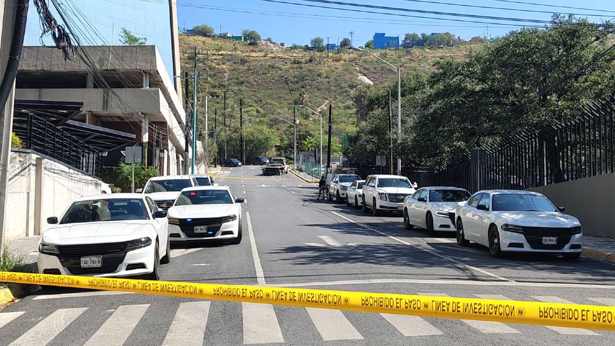 La presencia policiaca mantiene cerrada a la circulación ese tramo de la vía pública