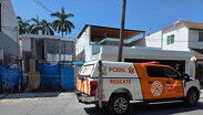 Rescatistas y autoridades periciales laboran en el inmueble de la calle Monterrey.