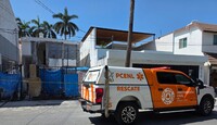 Rescatistas y autoridades periciales laboran en el inmueble de la calle Monterrey.