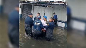 Agentes de la Secretaría de Seguridad Ciudadana rescatan a mujer de la tercera edad.