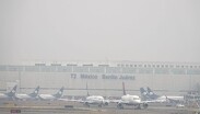 Autoridades aeroportuarias toman medidas ante las fuertes lluvias en la Ciudad de México.