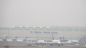 Autoridades aeroportuarias toman medidas ante las fuertes lluvias en la Ciudad de México.