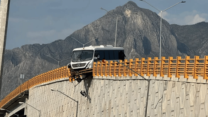 Camión apunto de caerse de un puente en García