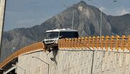 Camión de trabajadores choca contra barandal y queda al borde de un puente en García. TD a las 6 Monterrey, 11 de septiembre 2026