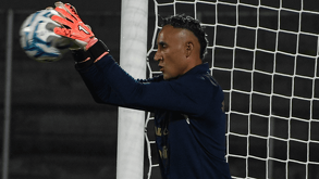 Jugadores de León se acercaron a Ángel Azuaje para reclamarle una situación. | @PumasMX