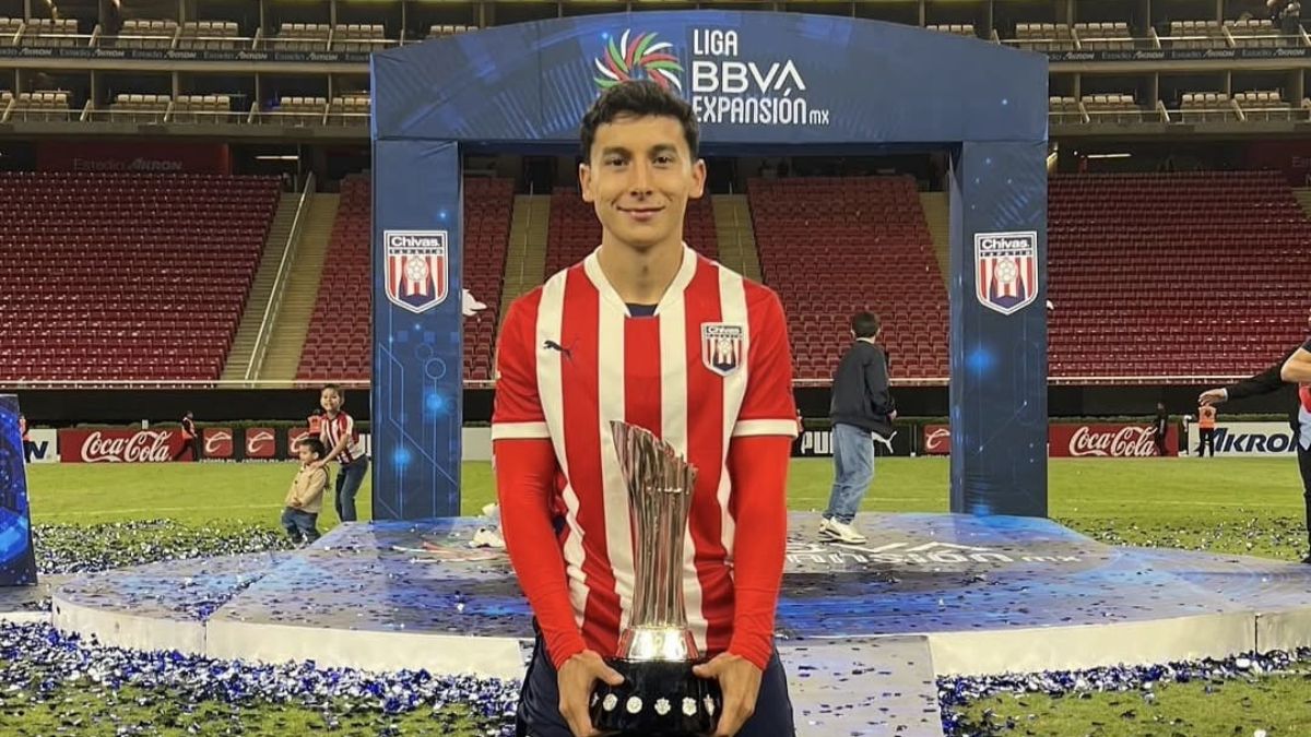 Miguel Gómez defensa lateral derecho del Club Deportivo Guadalajara. | Miguel Gómez vía Instagram.