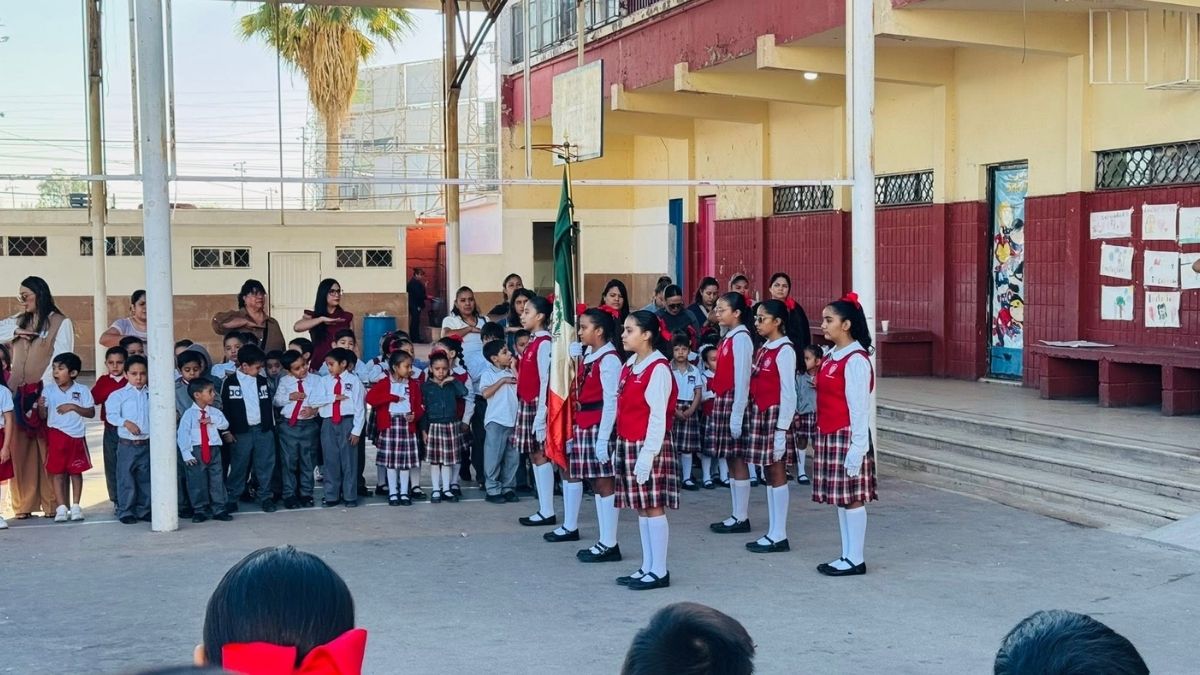 Padres de familia en la Comarca Lagunera organizan los últimos preparativos en casa para los tradicionales trajes típicos y festivales escolares.