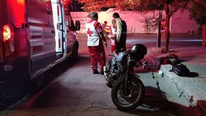 Paramédicos de la Cruz Roja Mexicana acudieron al lugar para atender al motociclista, quien se encontraba policontundido.